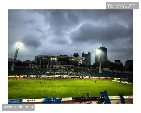 南京足球队荣登灵活性排行榜第二名展现出色团队实力与潜力