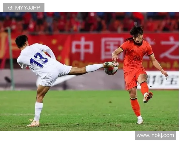 中国足球队迎战乌兹别克斯坦队全力争胜展现拼搏精神 中国足球队迎战乌兹别克斯坦队全力争胜展现拼搏精神