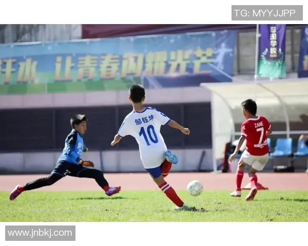 大荣足球俱乐部携手社区共建足球文化推动青少年体育发展新篇章 大荣足球俱乐部携手社区共建足球文化推动青少年体育发展新篇章