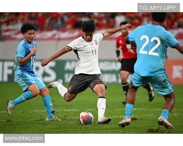 周四足球比赛精彩回顾与分析各队表现亮眼值得关注的焦点时刻 周四足球比赛精彩回顾与分析各队表现亮眼值得关注的焦点时刻