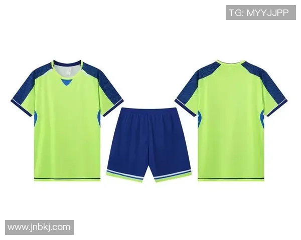 白色足球衫的时尚魅力与运动精神完美结合的潮流之选 白色足球衫的时尚魅力与运动精神完美结合的潮流之选